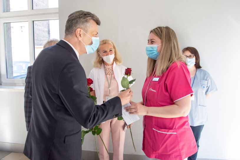 Prezydent, pielęgniarki i 160 czerwonych róż