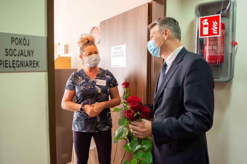 Prezydent, pielęgniarki i 160 czerwonych róż