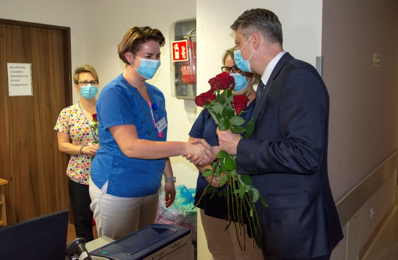 Prezydent, pielęgniarki i 160 czerwonych róż