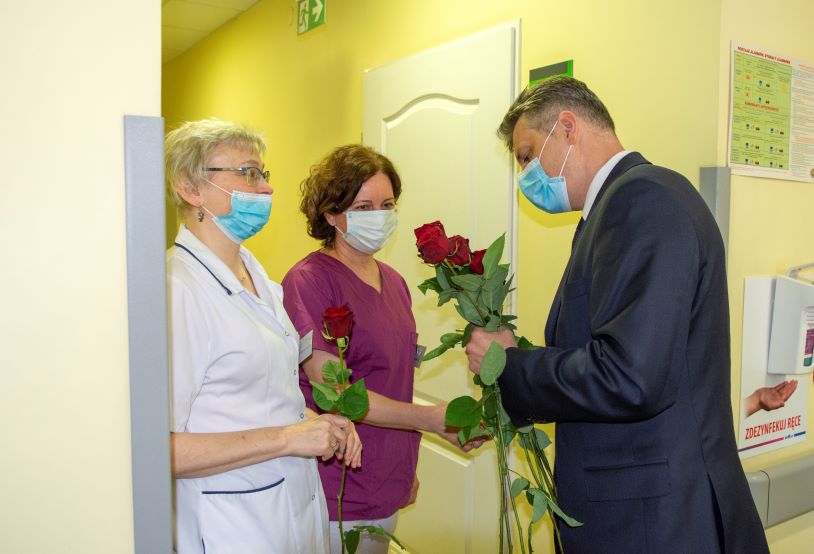 Prezydent, pielęgniarki i 160 czerwonych róż