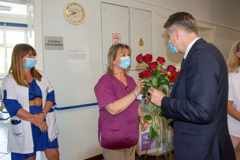 Prezydent, pielęgniarki i 160 czerwonych róż