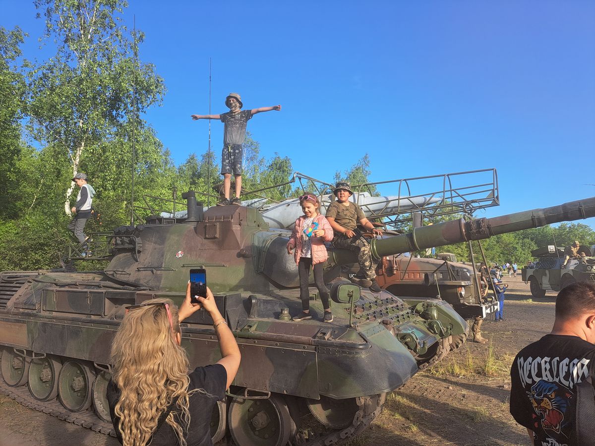 Śląskie manewry: czołgi miażdżyły auta
