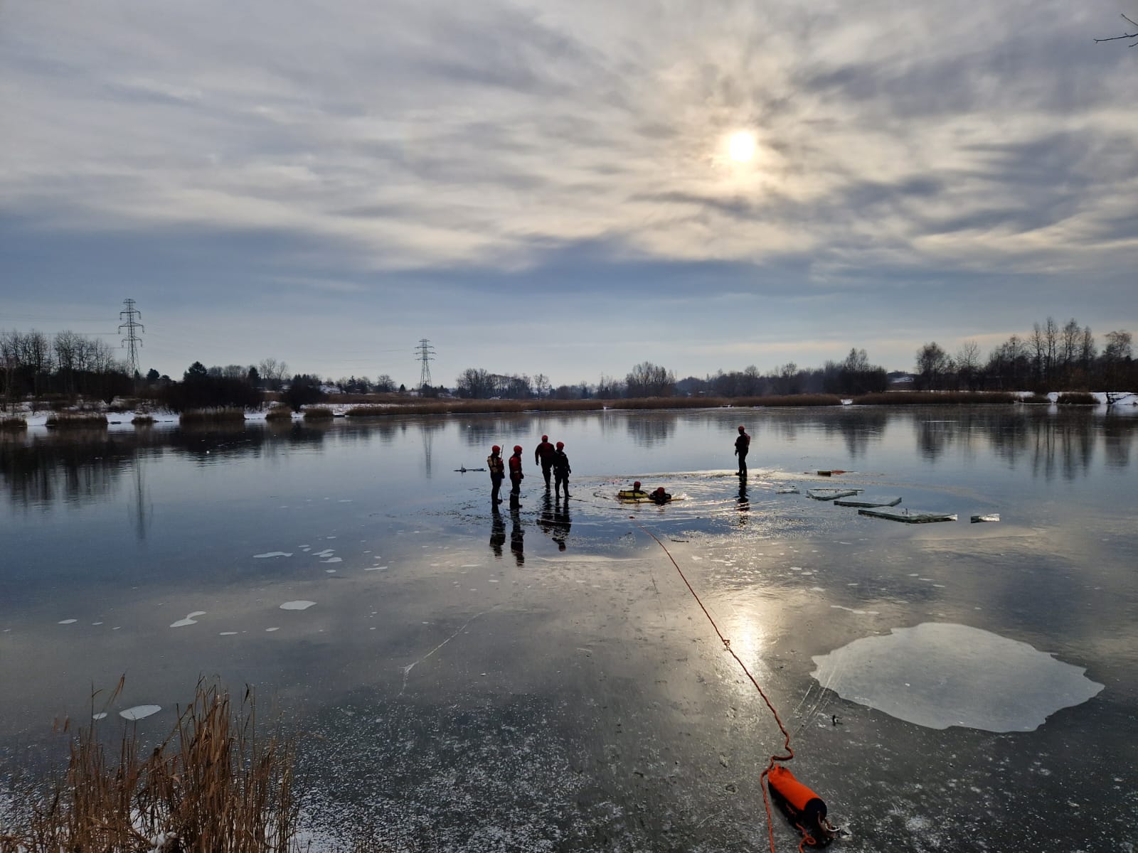 Ćwiczenia strażaków na lodzie [GALERIA ZDJĘĆ]