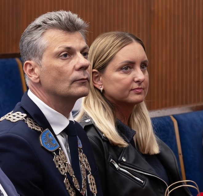  Prezydent i radni ślubowali, Staniszewski na…