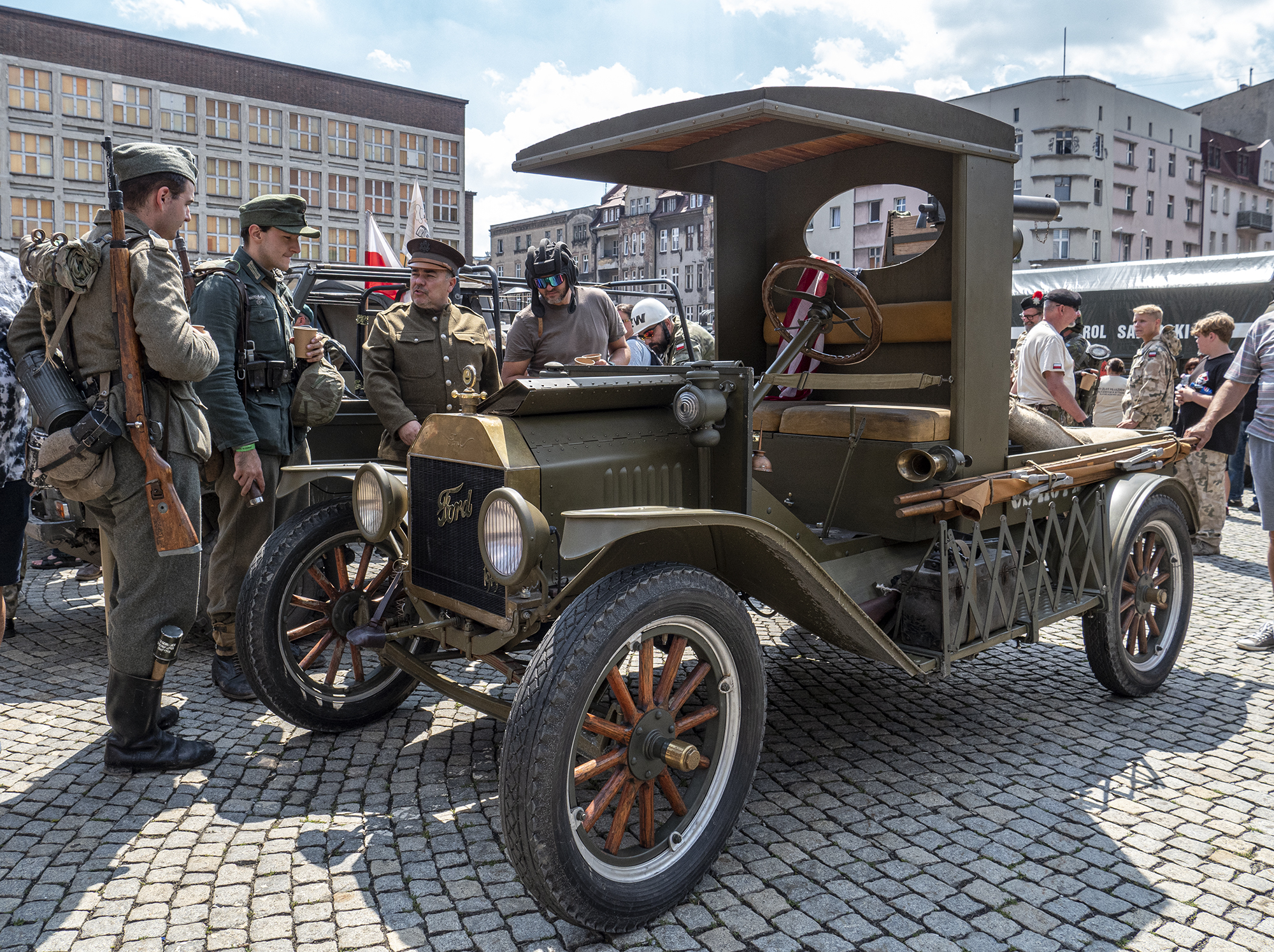 Miłośnicy militariów opanowali miasto (Galeria)