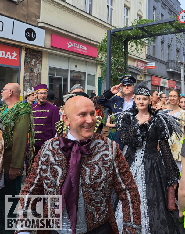 Operowy pochód przez Bytom