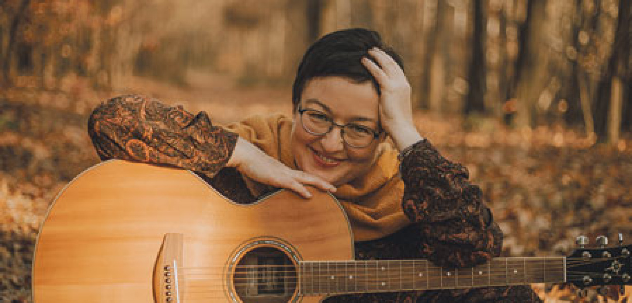 Z gitarą i poezją przez życie