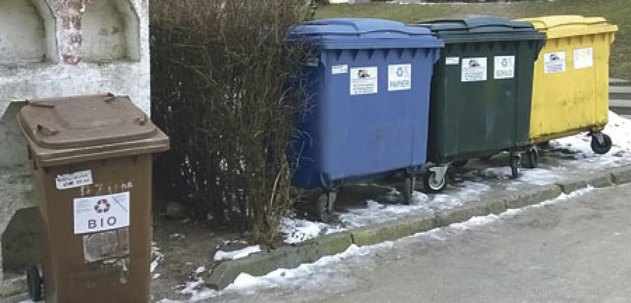 Kolorowe śmietniki i częste wystawki