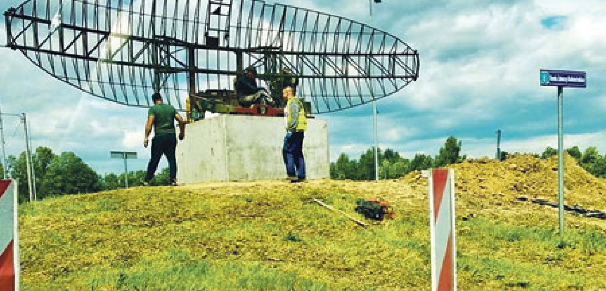 Gigantyczny radar stanął  na rondzie Radiotechników