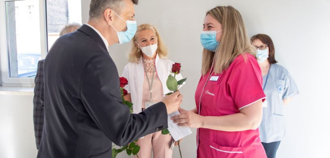 Prezydent, pielęgniarki i 160 czerwonych róż