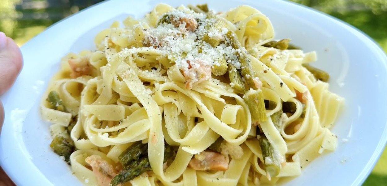 Makaron z łososiem, szparagami i cukinią