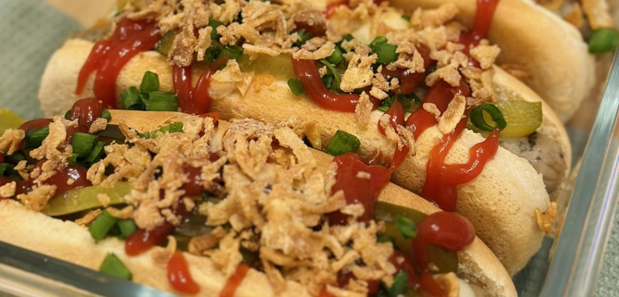 Domowe wypasione hot-dogi z białą kiełbasą