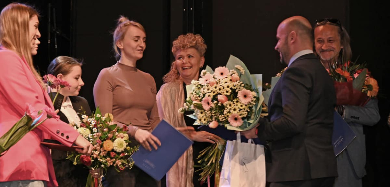 Hokeistki, dyrektorka i pracownik socjalny z tytułami