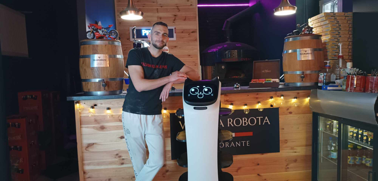 Robot zamiast kelnera w restauracji na Rynku [WIDEO]