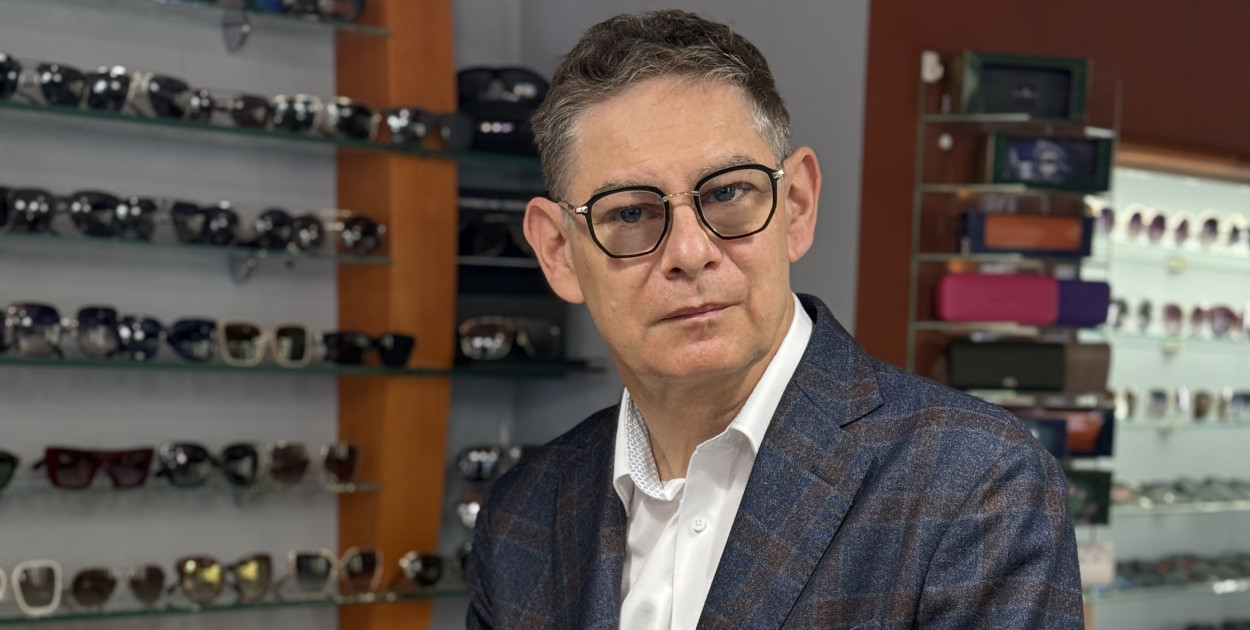 Ireneusz Kłos w prowadzi salon optyczny od 40 lat
