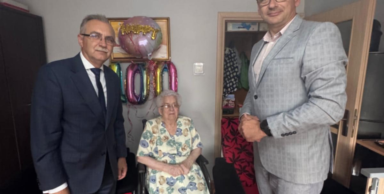 Jubilatkę odwiedzili burmistrz i jego zastępca