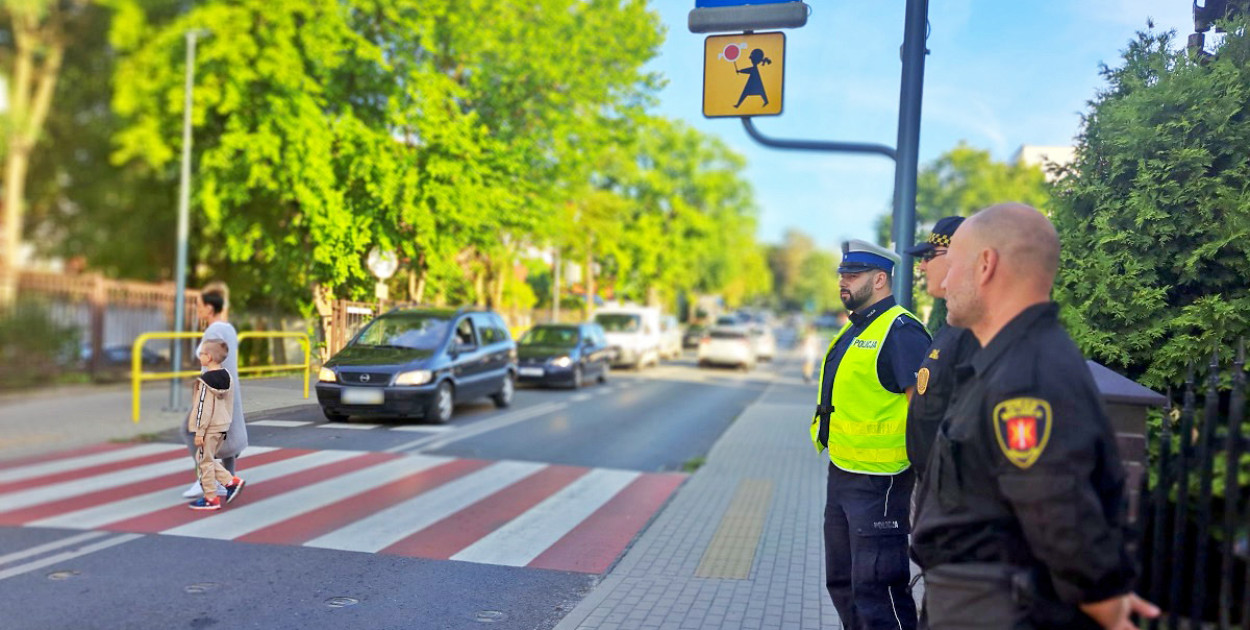 Policjanci patrolują przejścia dla pieszych przy szkołach w całej Polsce