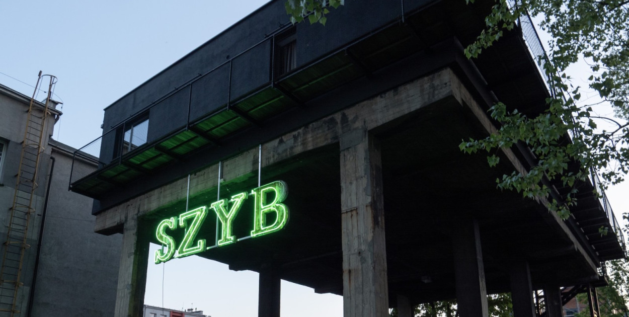 Loft i neon pasują do siebie idealnie