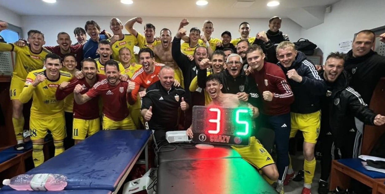 Tak zawodnicy Polonii cieszyli się po pokonaniu Hutnika