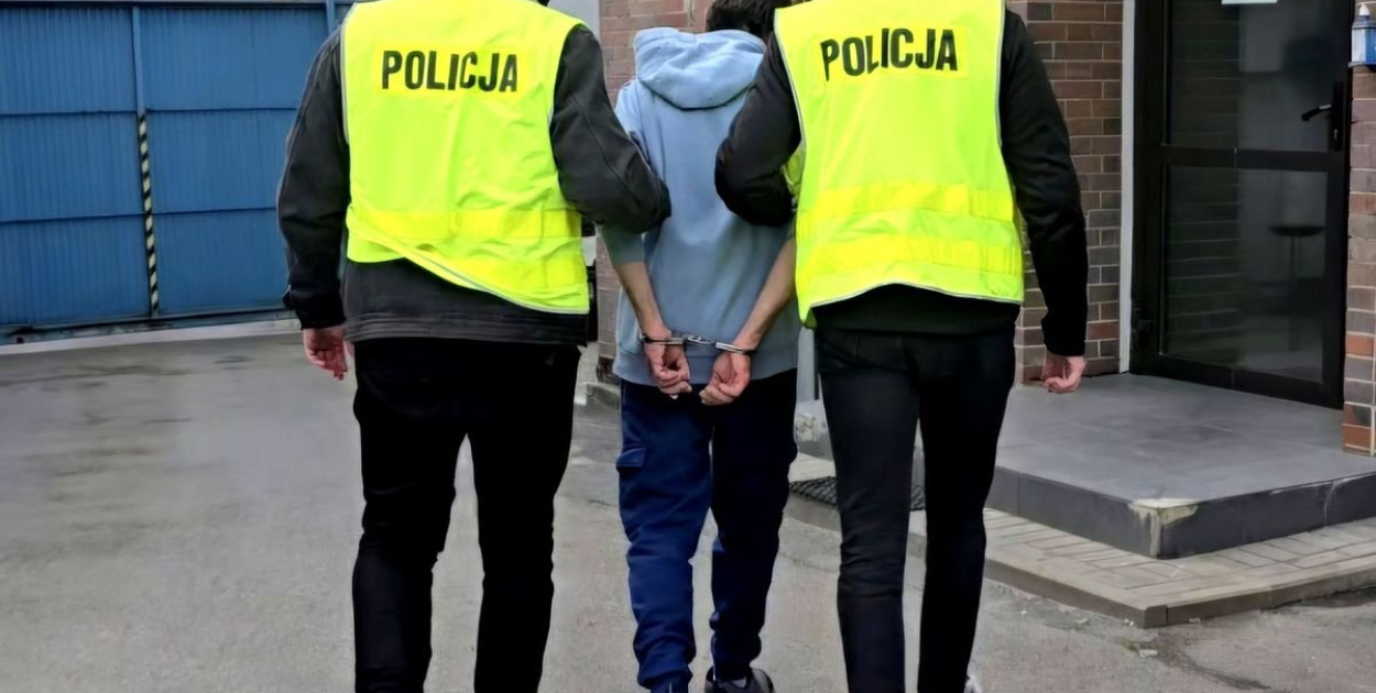 Jeden z trzech ściganych w rękach policjantów