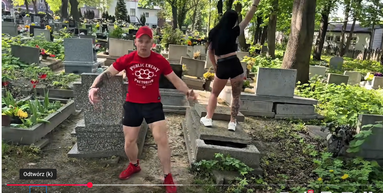 Raper BoBo na cmentarzu i tancerka na nagrobku