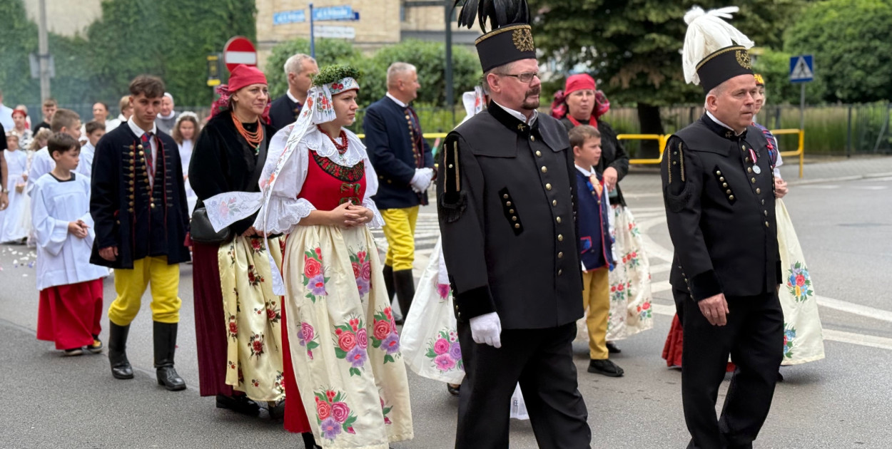Procesja na ulicach Rozbarku