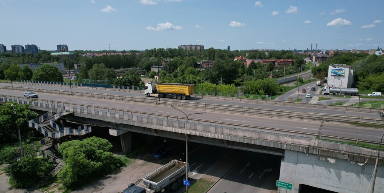 Zwężenie drogi na wiadukcie oznacza korki