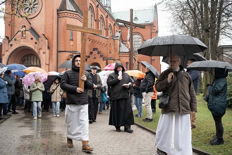 W deszczu nieśli krzyż przez miasta (Galeria)