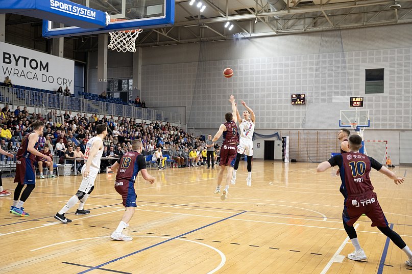 Koszykarze przeszli z piekła do nieba (Galeria)