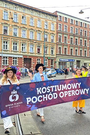 Operowy pochód przez Bytom-649