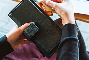 Emeryci coraz częściej rezygnują z gotówki. Wiemy, dlaczego-28192