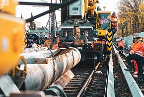 Polacy harują najdłużej w Europie. Nie idzie to w parze z...-28204