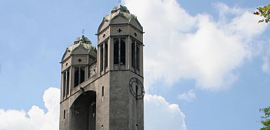 Orkiestra zagra w kościele-28277