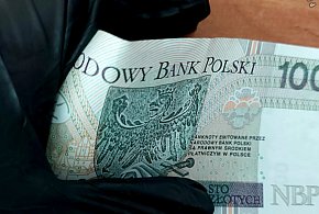 Próbował wręczyć (marną) łapówkę-28386