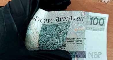 Próbował wręczyć (marną) łapówkę-28386