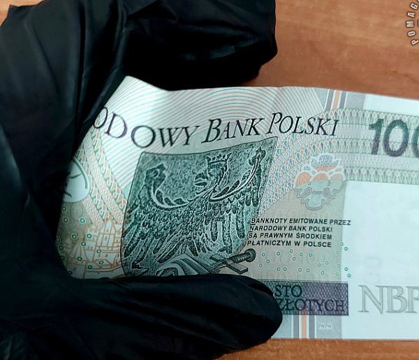 Próbował wręczyć (marną) łapówkę-28386