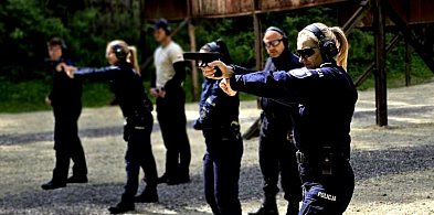 Policjanci na strzelnicy-28396