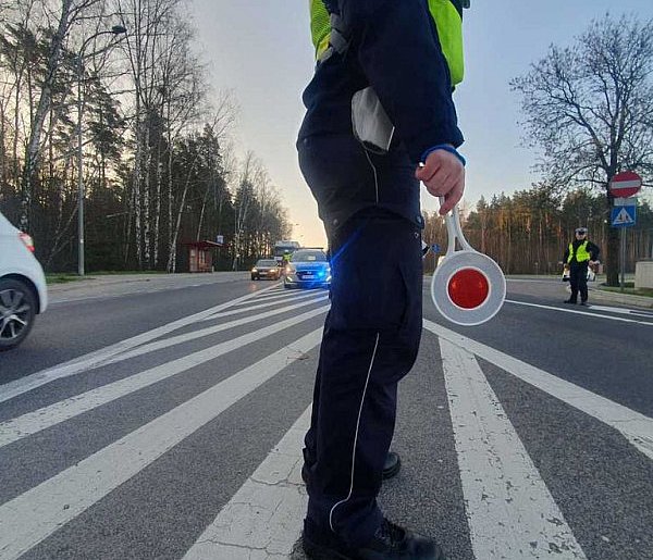 Z pasów prosto za kraty-28412