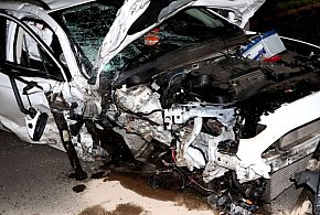 Rozbił auto na drzewie. Cudem przeżył-28524