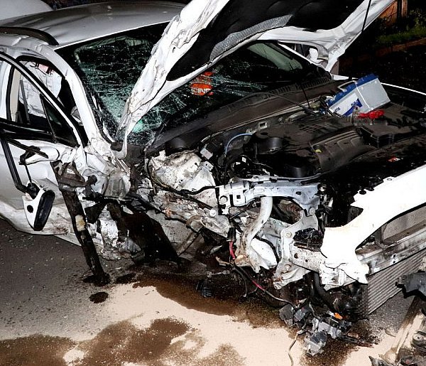Rozbił auto na drzewie. Cudem przeżył-28524