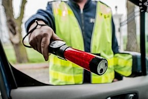 Pijany kierowca wbił się w znak drogowy-28559