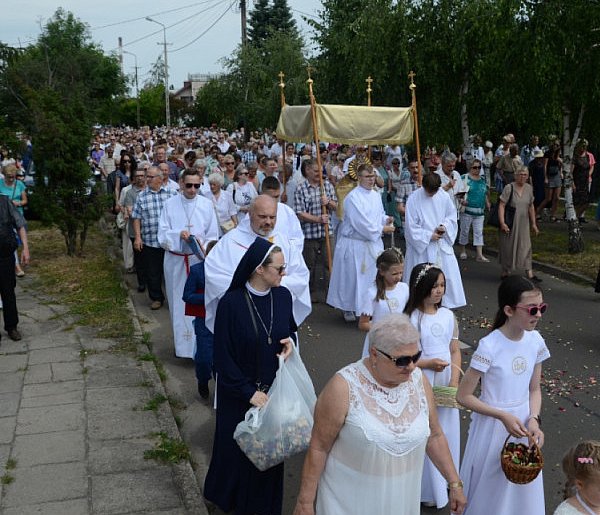 Nie wszyscy o tym wiedzą. Czy udział w procesji Bożego Ciała to obowiązek?-28771