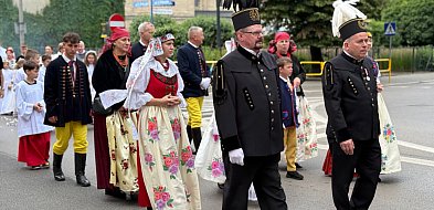 Z Najświętszym Sakramentem szli ulicami-28775