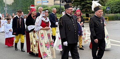 Z Najświętszym Sakramentem szli ulicami-28775