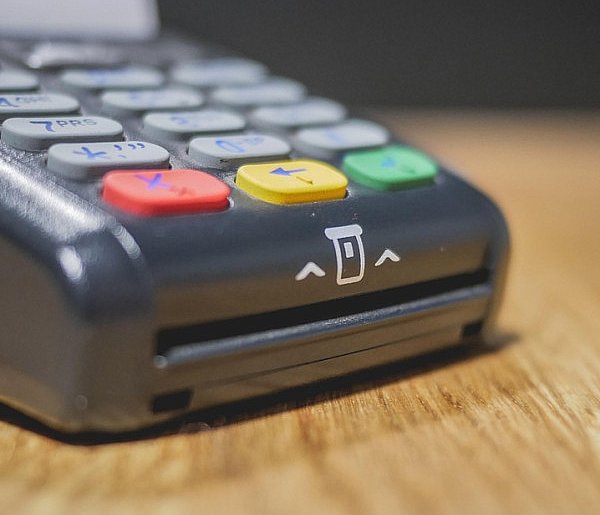 Zakaz sprzedaży i większy nadzór. Tych produktów nie kupią już nieletni-28975