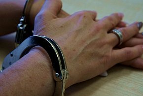 Leżała na trawie, rzuciła się na strażników-29223