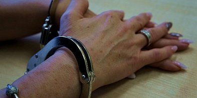 Leżała na trawie, rzuciła się na strażników-29223
