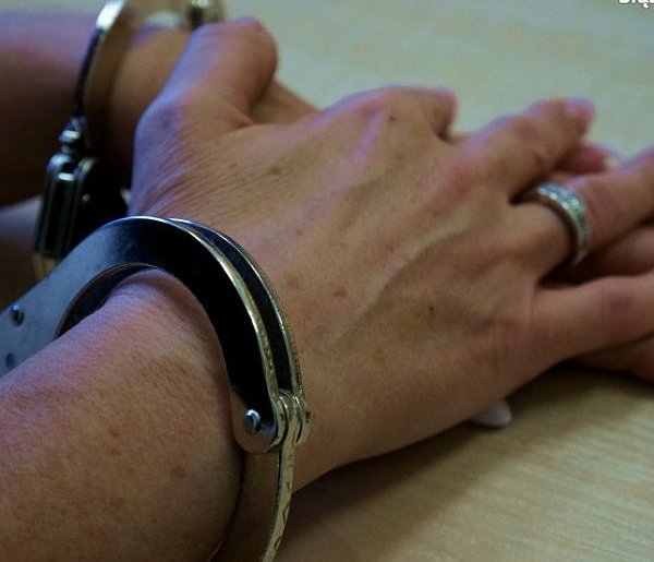 Leżała na trawie, rzuciła się na strażników-29223