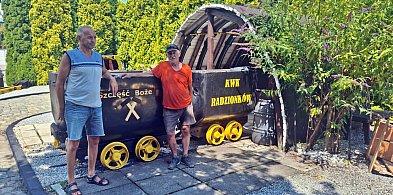 Dawni górnicy odnawiają kapliczkę swej patronki-29362