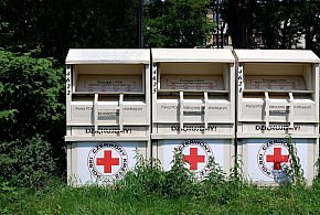 Stały w całej Polsce. Dziś kontenery PCK znikają z ulic-29399